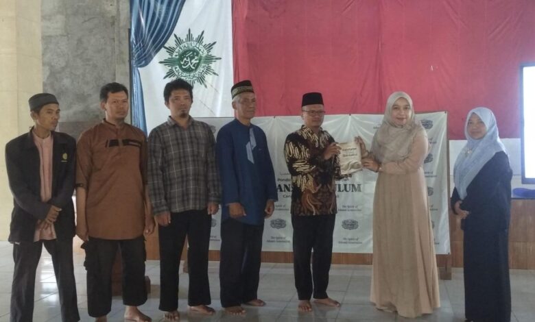 Psikolog Etik Rahmawati menyerahkan buku kepada Mudir Ponpes Manafiul Ulum Canden Ustaz Pujiono saat acara parenting cara menyikapi remaja jatuh cinta