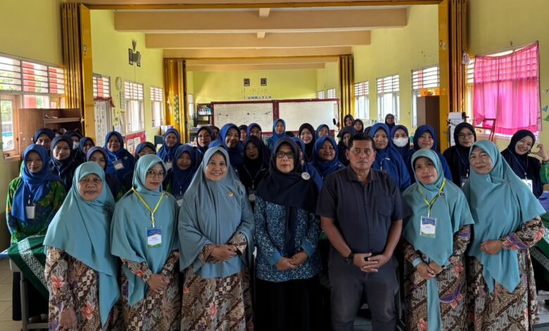 Foto bersama narasumber dan peserta guru KB Aisyiyah pada penutupan Workshop Pendidikan Inklusif di Temanggung.