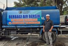 Perwakilan PHU Ar Raudhah Muhammadiyah Temanggung berdiri di samping truk tangki