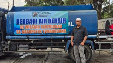 Perwakilan PHU Ar Raudhah Muhammadiyah Temanggung berdiri di samping truk tangki
