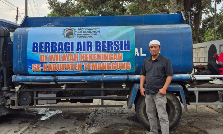 Perwakilan PHU Ar Raudhah Muhammadiyah Temanggung berdiri di samping truk tangki
