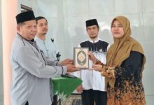 Penyerahan mushaf Al-Qur'an secara simbolis di Masjid Jami Al Walidain SMK Muhammadiyah Cimanggu Cilacap