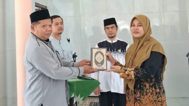 Penyerahan mushaf Al-Qur'an secara simbolis di Masjid Jami Al Walidain SMK Muhammadiyah Cimanggu Cilacap