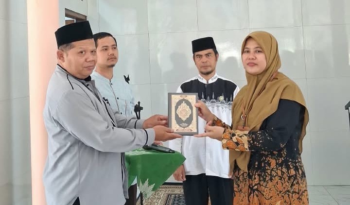 Penyerahan mushaf Al-Qur'an secara simbolis di Masjid Jami Al Walidain SMK Muhammadiyah Cimanggu Cilacap