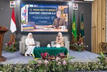 Fifi Lia Rumita memaparkan materi saat menjadi narasumber dalam Next Gen Creator Workshop bagi mahasiswa Bisnis Digital UMKU.