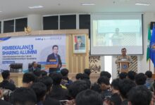 Pembekalan Wisuda FT UMS dalam rangka mempersiapkan calon alumni menghadapi dunia kerja era AI di Ruang Seminar Gedung Induk Siti Walidah UMS.