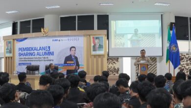 Pembekalan Wisuda FT UMS dalam rangka mempersiapkan calon alumni menghadapi dunia kerja era AI di Ruang Seminar Gedung Induk Siti Walidah UMS.