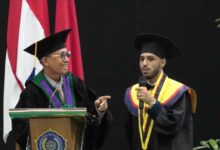 Rektor UMS Prof. Dr. Harun Joko Prayitno, M.Hum. berbincang dengan Mahasiswa Yaman UMS Asem Abdullah Ahmad Abdo saat wisuda.