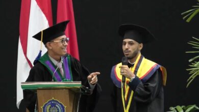 Rektor UMS Prof. Dr. Harun Joko Prayitno, M.Hum. berbincang dengan Mahasiswa Yaman UMS Asem Abdullah Ahmad Abdo saat wisuda.