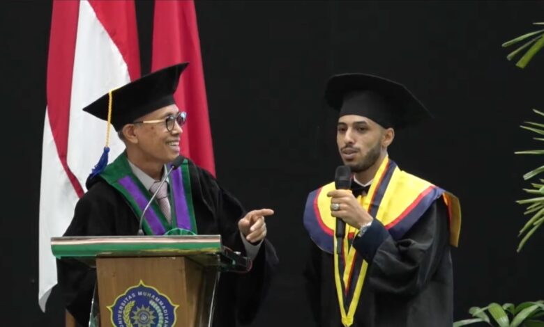Rektor UMS Prof. Dr. Harun Joko Prayitno, M.Hum. berbincang dengan Mahasiswa Yaman UMS Asem Abdullah Ahmad Abdo saat wisuda.