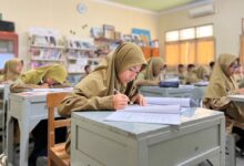 Siswa kelas VII ICP SMP Ahmad Dahlan Sukoharjo fokus mengerjakan tugas dalam program English Journey.