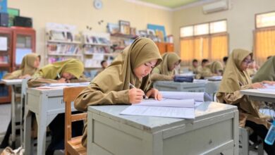 Siswa kelas VII ICP SMP Ahmad Dahlan Sukoharjo fokus mengerjakan tugas dalam program English Journey.