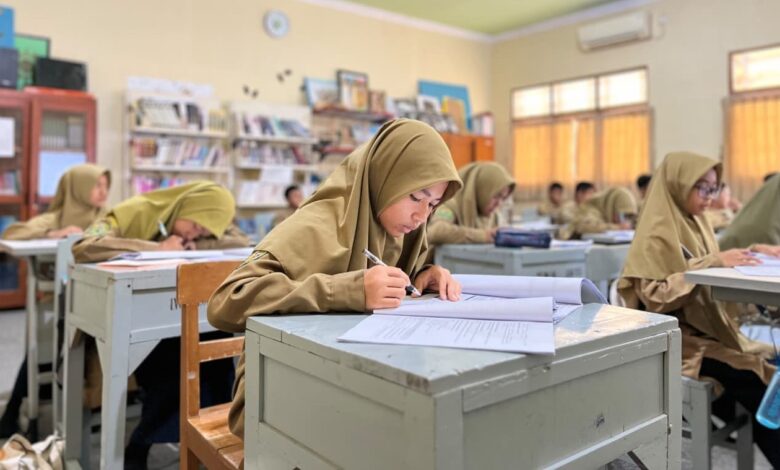 Siswa kelas VII ICP SMP Ahmad Dahlan Sukoharjo fokus mengerjakan tugas dalam program English Journey.
