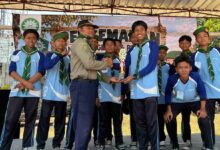 Penyerahan piala Juara Umum Kategori Putra Pandu Pengenal Hizbul Wathan Sukoharjo kepada kontingen SMP Ahmad Dahlan Sukoharjo.