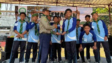Penyerahan piala Juara Umum Kategori Putra Pandu Pengenal Hizbul Wathan Sukoharjo kepada kontingen SMP Ahmad Dahlan Sukoharjo.