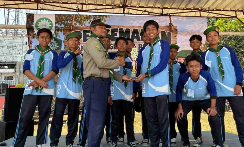 Penyerahan piala Juara Umum Kategori Putra Pandu Pengenal Hizbul Wathan Sukoharjo kepada kontingen SMP Ahmad Dahlan Sukoharjo.