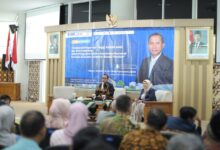 Direktur Utama BPJS Kesehatan Mayjen TNI Dr dr Prihati Pujowaskito memberikan pemaparan dalam Seminar Nasional di Gedung Induk Siti Walidah UMS Surakarta