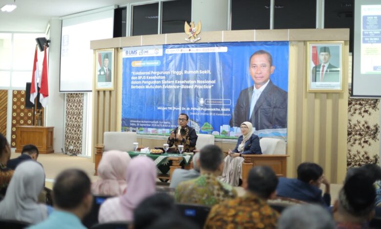 Direktur Utama BPJS Kesehatan Mayjen TNI Dr dr Prihati Pujowaskito memberikan pemaparan dalam Seminar Nasional di Gedung Induk Siti Walidah UMS Surakarta