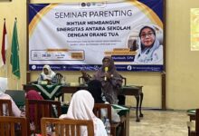 Narasumber Muntiasih S.Pd memberikan pemaparan dalam Seminar Smart Parenting SD Muhammadiyah Jepara