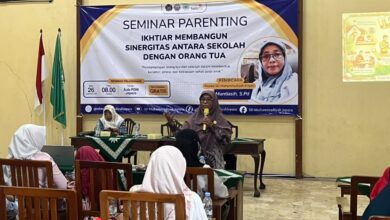 Narasumber Muntiasih S.Pd memberikan pemaparan dalam Seminar Smart Parenting SD Muhammadiyah Jepara