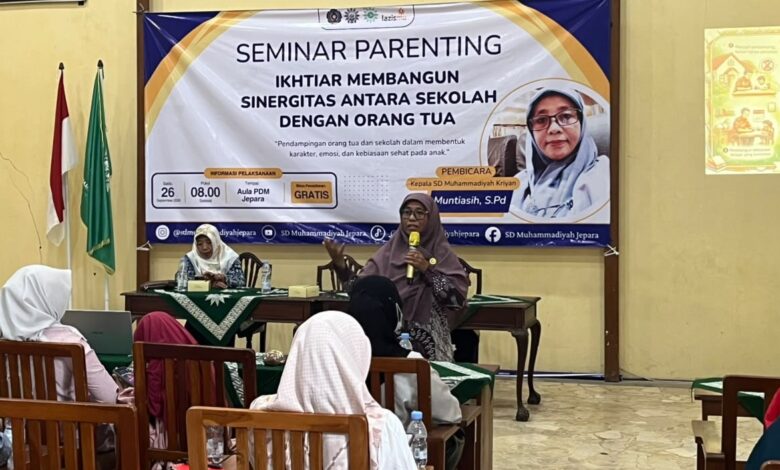 Narasumber Muntiasih S.Pd memberikan pemaparan dalam Seminar Smart Parenting SD Muhammadiyah Jepara