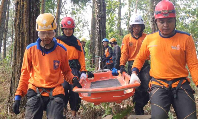 Relawan SAR Muhammadiyah Jawa Tengah melakukan simulasi evakuasi membawa tandu penyelamat di kawasan hutan Gunung Telon Purworejo.