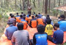 Relawan MDMC Jawa Tengah menyimak khutbah salat Jumat di alam terbuka Gunung Telon Purworejo.