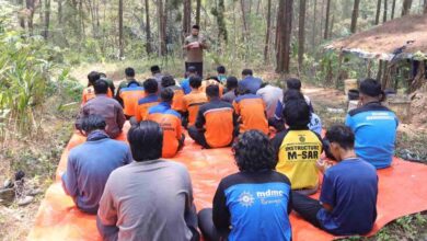 Relawan MDMC Jawa Tengah menyimak khutbah salat Jumat di alam terbuka Gunung Telon Purworejo.