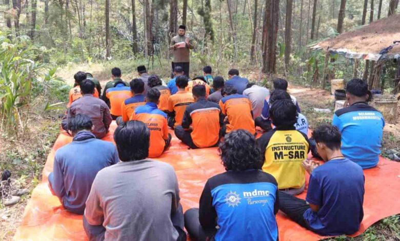 Relawan MDMC Jawa Tengah menyimak khutbah salat Jumat di alam terbuka Gunung Telon Purworejo.