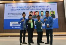 Kepala Madrasah Muhammadiyah Karanggede foto bersama di depan spanduk Pendidikan Khusus Kepala Madrasah (Diksuskamad) Region Jawa Tengah 1.