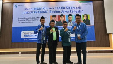 Kepala Madrasah Muhammadiyah Karanggede foto bersama di depan spanduk Pendidikan Khusus Kepala Madrasah (Diksuskamad) Region Jawa Tengah 1.