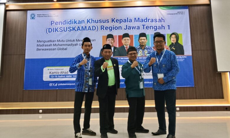 Kepala Madrasah Muhammadiyah Karanggede foto bersama di depan spanduk Pendidikan Khusus Kepala Madrasah (Diksuskamad) Region Jawa Tengah 1.