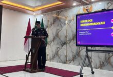 Drs. H. Syaiful Anam, M.Pd. menyampaikan materi Ideologi Muhammadiyah pada in house training kaderisasi PCM Dayeuhluhur di Cilacap.