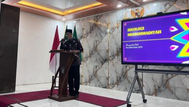 Drs. H. Syaiful Anam, M.Pd. menyampaikan materi Ideologi Muhammadiyah pada in house training kaderisasi PCM Dayeuhluhur di Cilacap.