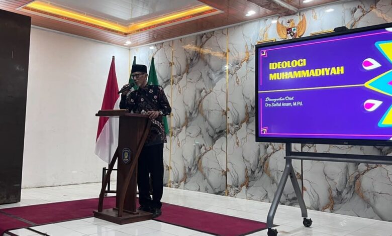 Drs. H. Syaiful Anam, M.Pd. menyampaikan materi Ideologi Muhammadiyah pada in house training kaderisasi PCM Dayeuhluhur di Cilacap.