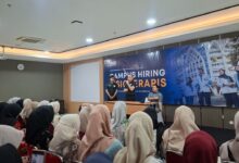 Perwakilan klinik mitra memberikan pengenalan dan pemaparan materi dalam acara Campus Hiring Fisioterapi UMS di Gedung Edutorium UMS Surakarta.