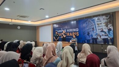 Perwakilan klinik mitra memberikan pengenalan dan pemaparan materi dalam acara Campus Hiring Fisioterapi UMS di Gedung Edutorium UMS Surakarta.
