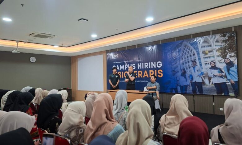 Perwakilan klinik mitra memberikan pengenalan dan pemaparan materi dalam acara Campus Hiring Fisioterapi UMS di Gedung Edutorium UMS Surakarta.