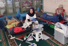 Petugas medis PMI mendampingi peserta yang sedang mendonorkan darah dalam aksi donor darah BikerMu Wonosobo di Serambi Masjid Al Arqam.
