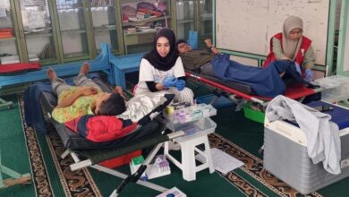 Petugas medis PMI mendampingi peserta yang sedang mendonorkan darah dalam aksi donor darah BikerMu Wonosobo di Serambi Masjid Al Arqam.