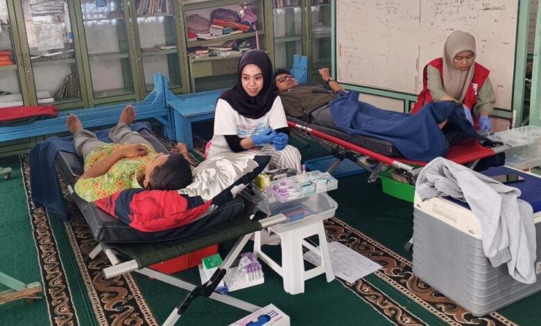 Petugas medis PMI mendampingi peserta yang sedang mendonorkan darah dalam aksi donor darah BikerMu Wonosobo di Serambi Masjid Al Arqam.