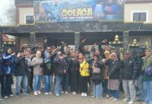 Rombongan peserta BikersMu Pekalongan berfoto bersama di depan gerbang wisata Golaga Purbalingga saat acara tadabur alam.