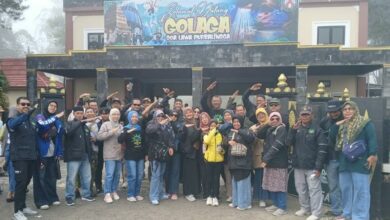 Rombongan peserta BikersMu Pekalongan berfoto bersama di depan gerbang wisata Golaga Purbalingga saat acara tadabur alam.
