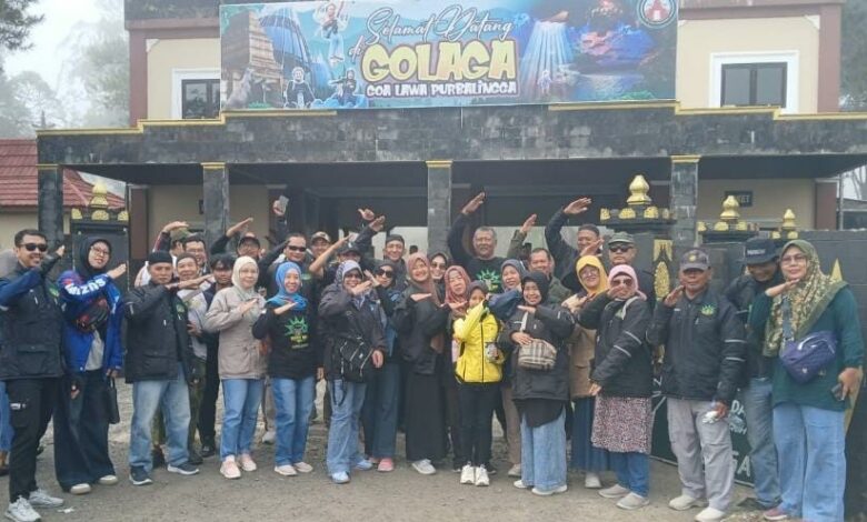 Rombongan peserta BikersMu Pekalongan berfoto bersama di depan gerbang wisata Golaga Purbalingga saat acara tadabur alam.