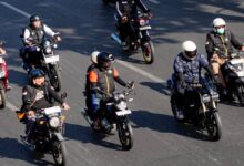 Rombongan anggota BikersMu Chapter Surabaya mengendarai sepeda motor saat menggelar sunmori di jalan raya.