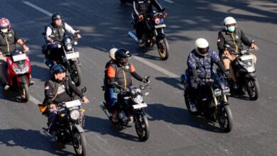Rombongan anggota BikersMu Chapter Surabaya mengendarai sepeda motor saat menggelar sunmori di jalan raya.