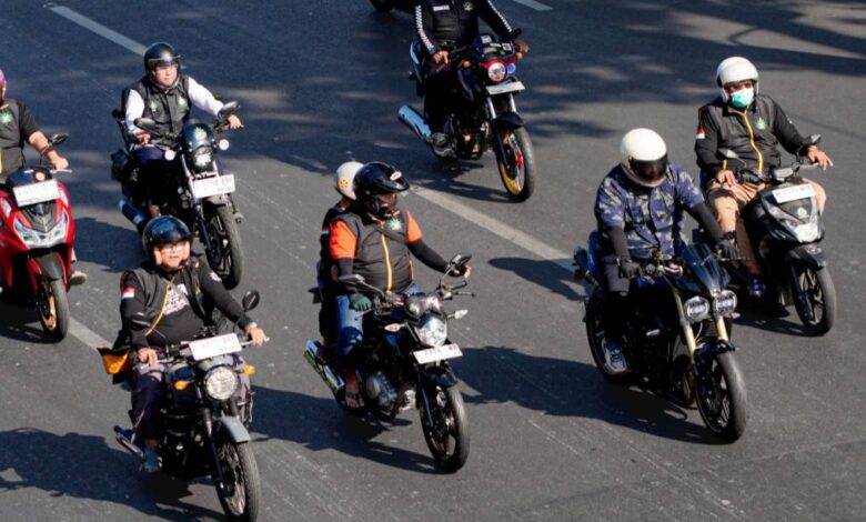 Rombongan anggota BikersMu Chapter Surabaya mengendarai sepeda motor saat menggelar sunmori di jalan raya.