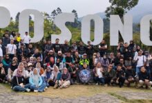 Rombongan IBM BikersMu Doro berfoto bersama di depan landmark Wisata Posong