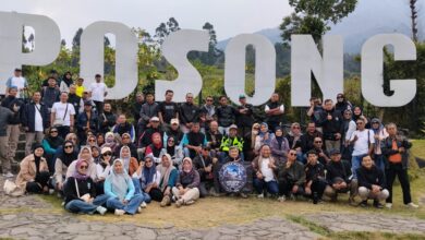 Rombongan IBM BikersMu Doro berfoto bersama di depan landmark Wisata Posong