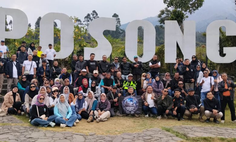 Rombongan IBM BikersMu Doro berfoto bersama di depan landmark Wisata Posong